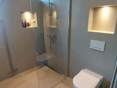 Badkamer met groene wand in Sauwerd