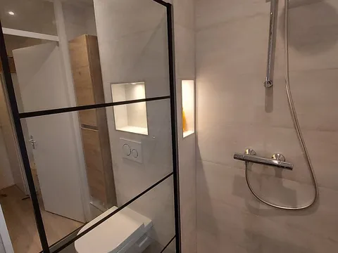Badkamer met zwarte douchewand in Hoogkerk