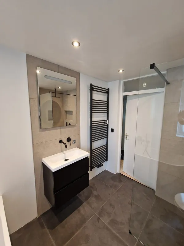 Badkamer met zwarte wandkranen in Ulgersmaborg, door Bontbouw