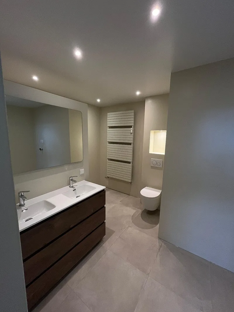 Badkamer met zitbank in Apeldoorn — badkamerrenovatie door BontBouw