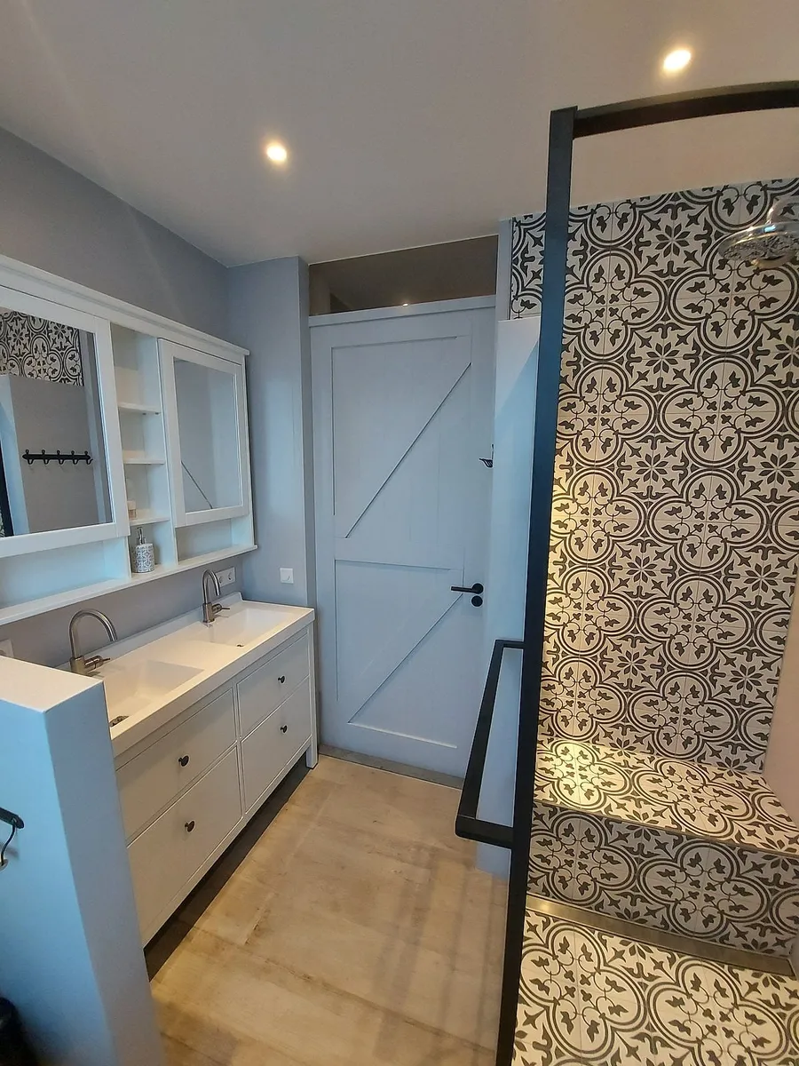 Badkamer met Portugese tegels in Paddepoel — badkamerrenovatie door BontBouw