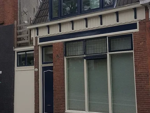 Donkerblauwe winkelpui in Eeldersingel