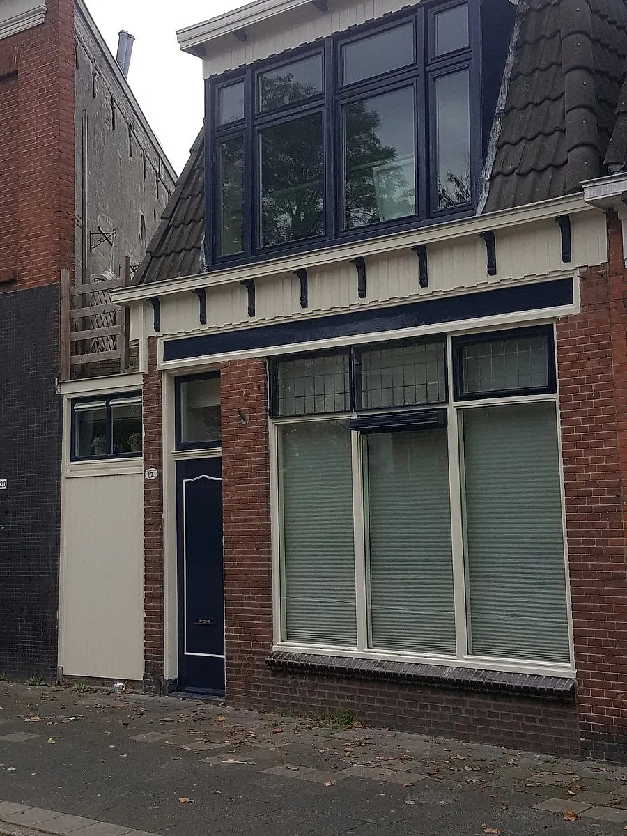 Donkerblauwe winkelpui in Eeldersingel — schilderwerk door Bontbouw