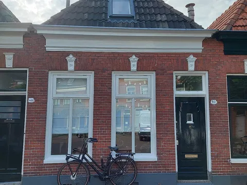 Voorgevel met daklijst en deur in Korrewegwijk