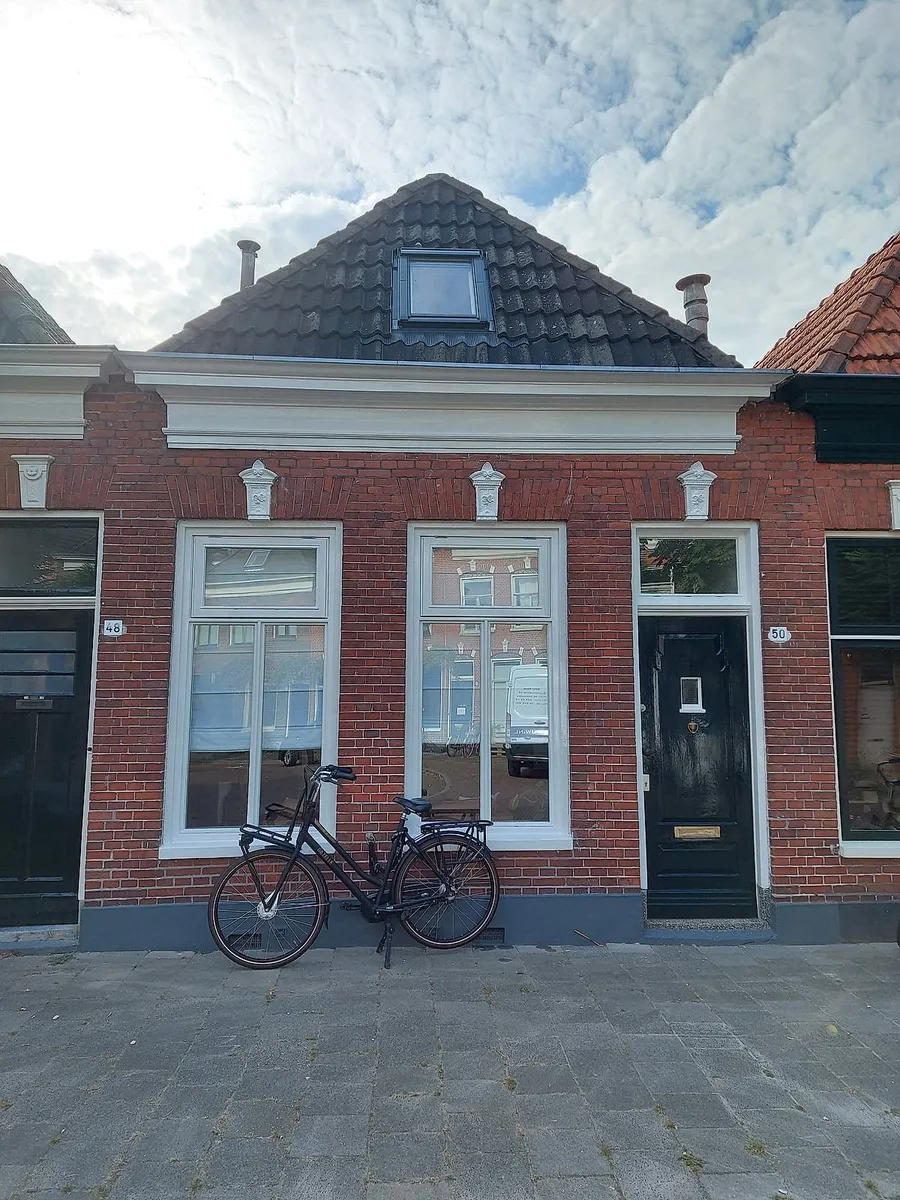 Voorgevel met daklijst en deur in Korrewegwijk — schilderwerk door Bontbouw