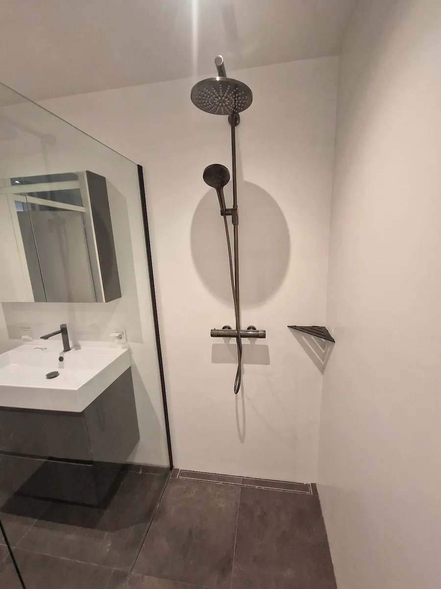 Badkamer met ligbad en douche in Roden — badkamerrenovatie door Bontbouw