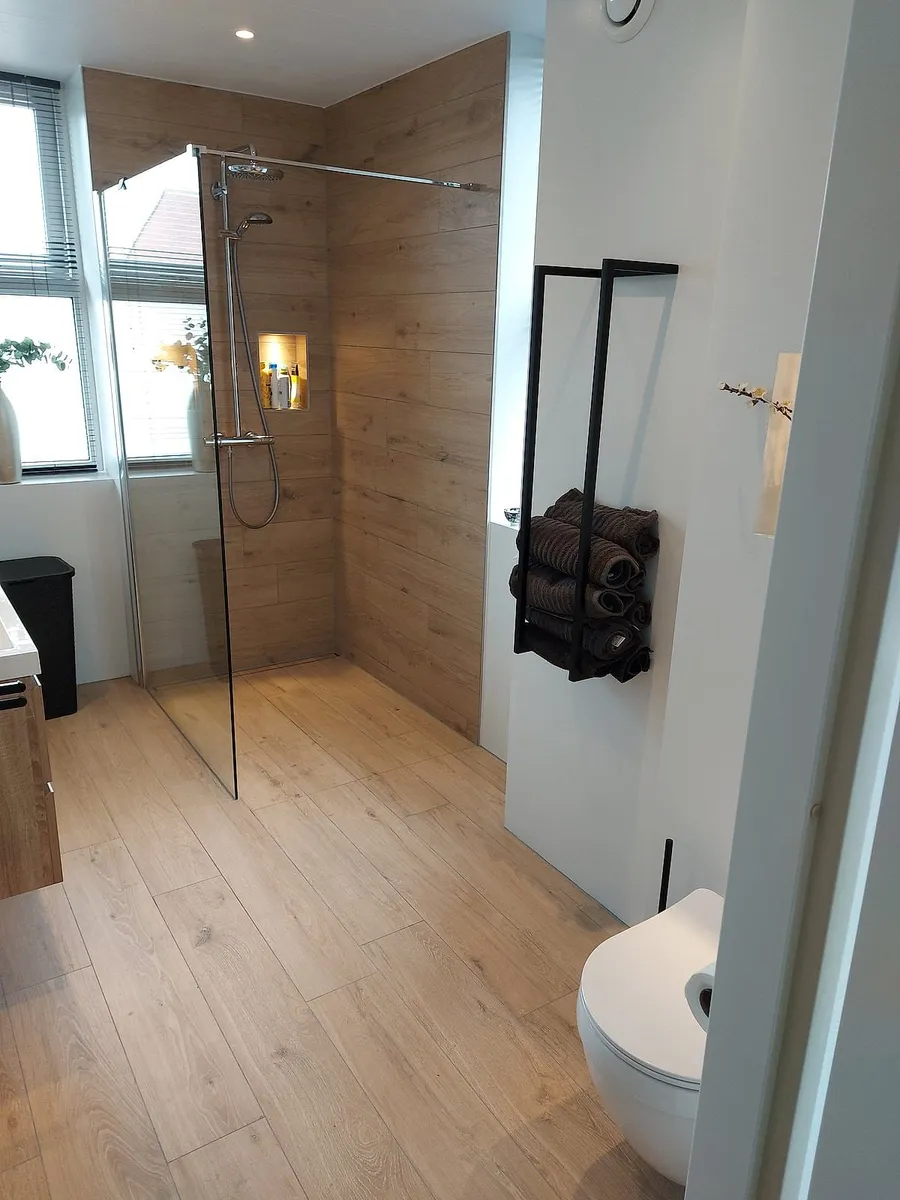 Badkamer met houtlooktegels in Bedum — badkamerrenovatie door Bontbouw