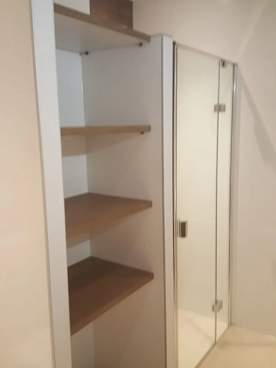 Badkamer met open legkast in Hoogezand — badkamerrenovatie door BontBouw
