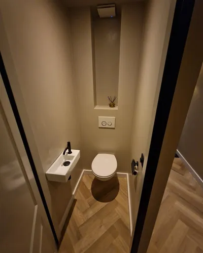 Toilet met visgraatvloer en hoge nis in Beijum