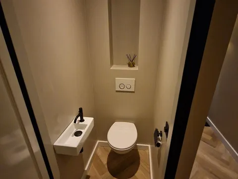 Toilet met visgraatvloer en hoge nis in Beijum