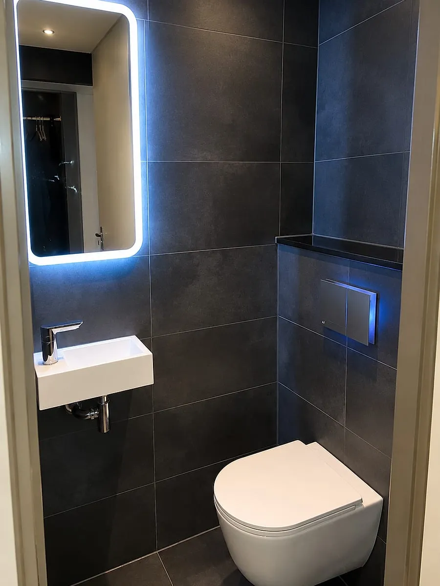 Toilet met verlichte spiegel in Beijum — toiletrenovatie door BontBouw