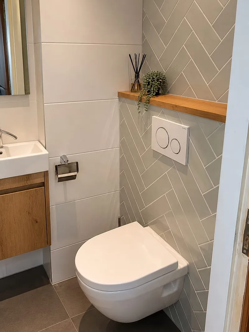 Toilet met groene visgraattegels in Coendersborg — toiletrenovatie door Bontbouw