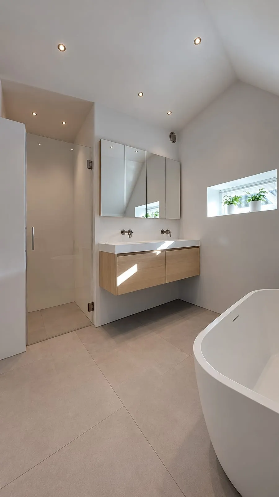 Badkamer met vrijstaand bad in Eelderwolde, door BontBouw