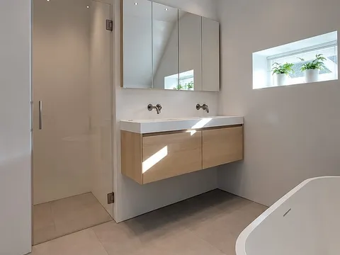 Badkamer met vrijstaand bad in Eelderwolde