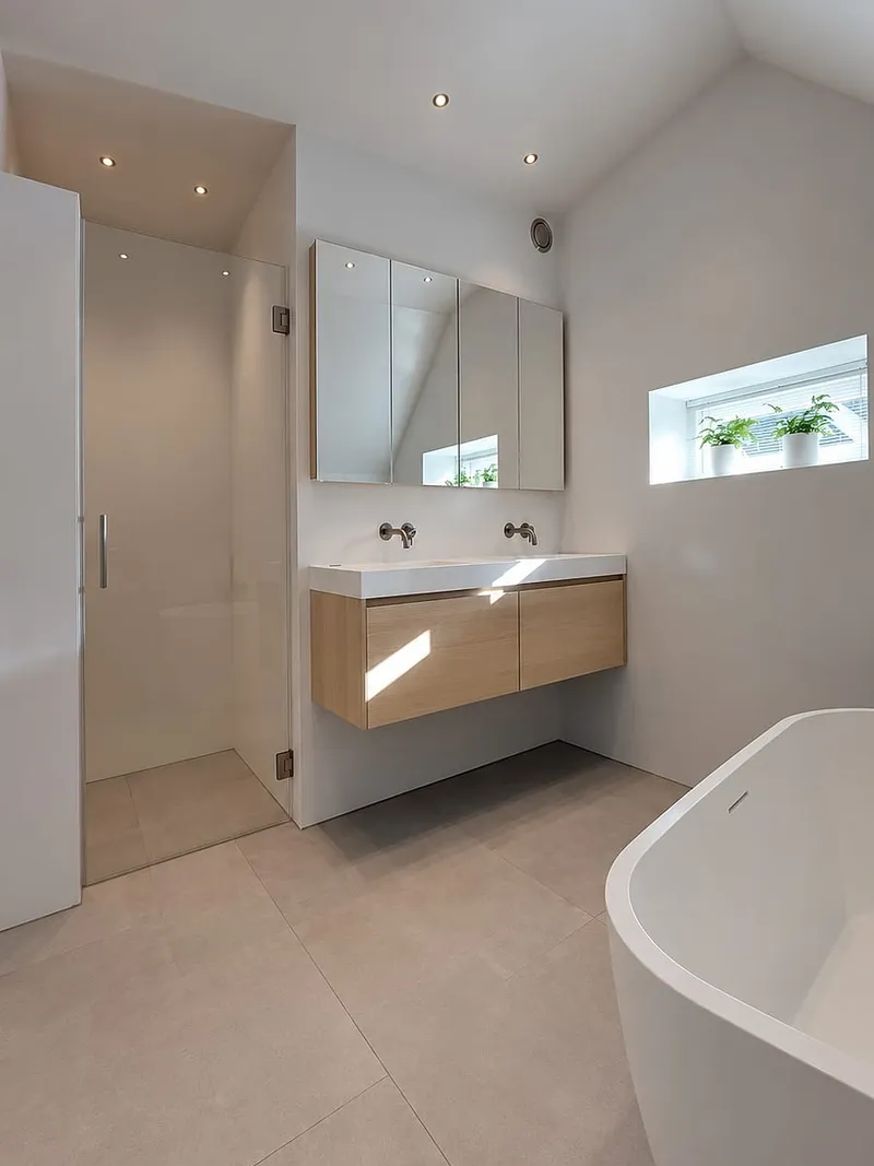 Badkamer met vrijstaand bad in Eelderwolde — badkamerrenovatie door BontBouw