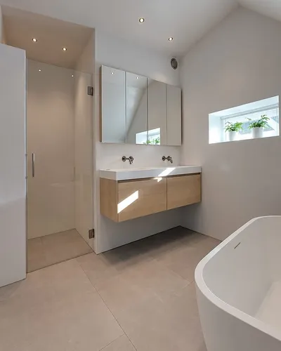 Badkamer met vrijstaand bad in Eelderwolde