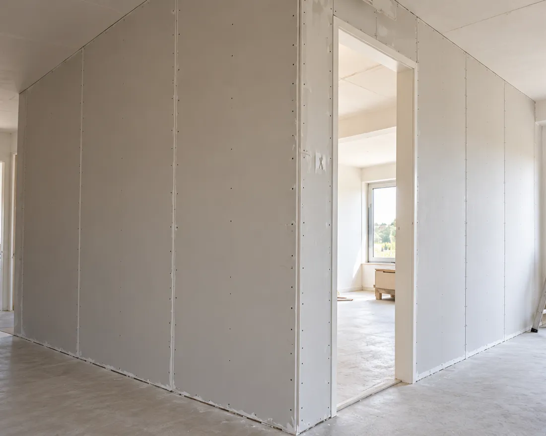 Nieuwe scheidingswand van gipsplaat met doorgang, geplaatst in een woning in Groningen