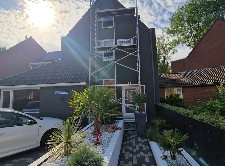 Vrijstaande woning met pas geschilderde kozijnen in Groningen