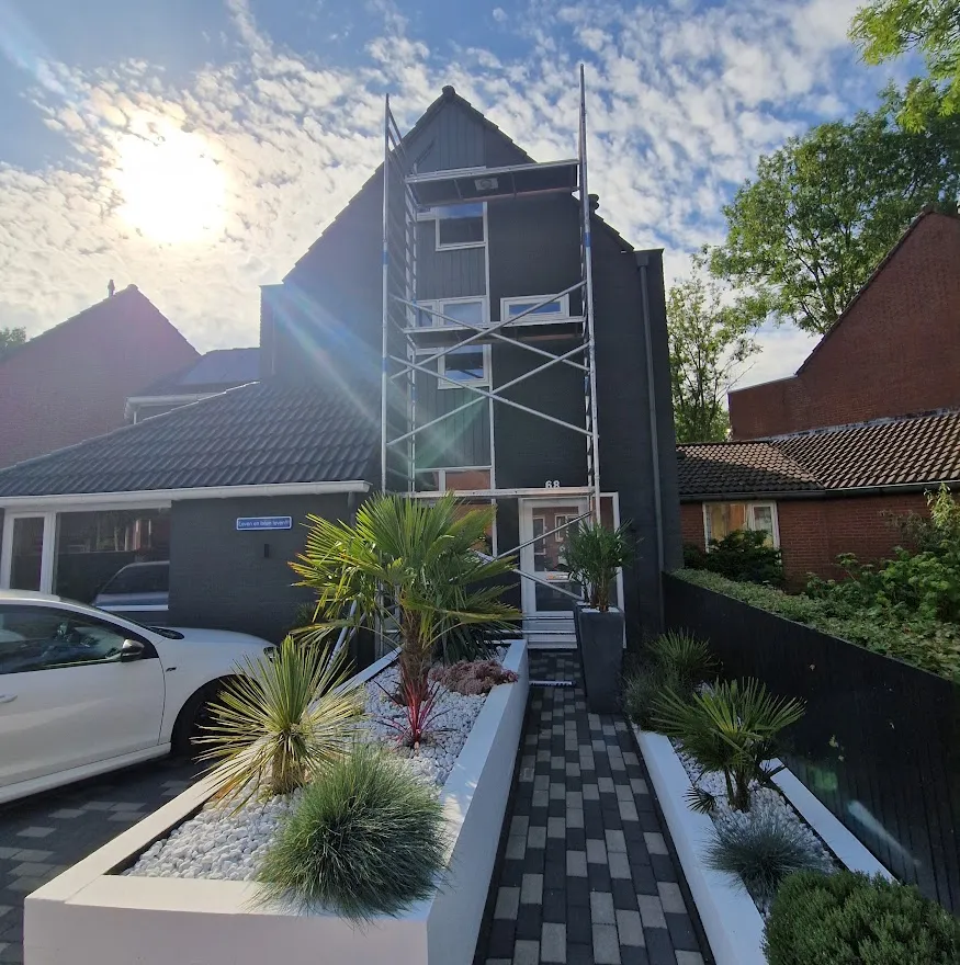 Vrijstaande woning met pas geschilderde kozijnen in Groningen