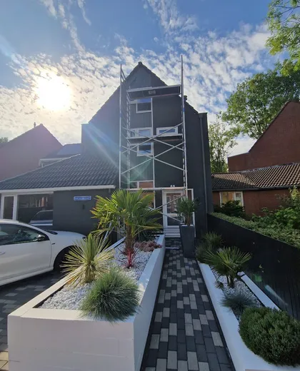 Vrijstaande woning met pas geschilderde kozijnen in Groningen