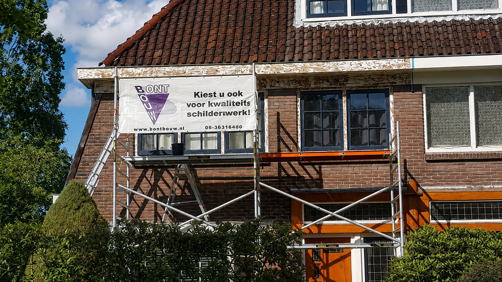Buitenschilderwerk in voorbereiding, met het BontBouw-spandoek in beeld