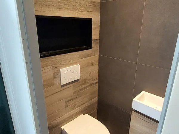 Verbouwd toilet met verplaatste wand in Groningen