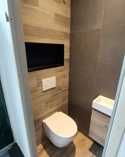 Wc met houtlookwand en zwarte nis in Assen