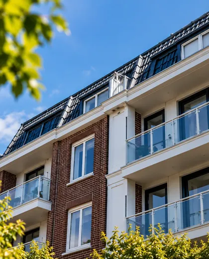 Appartementencomplex met balkons en witte kozijnen na het schilderwerk in Groningen
